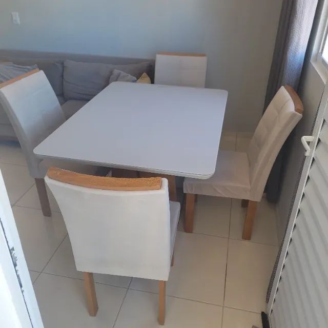Mesa de jantar Quadrada com  4 cadeiras 