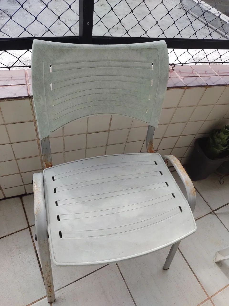 Cadeira verde de plástico com aluminio