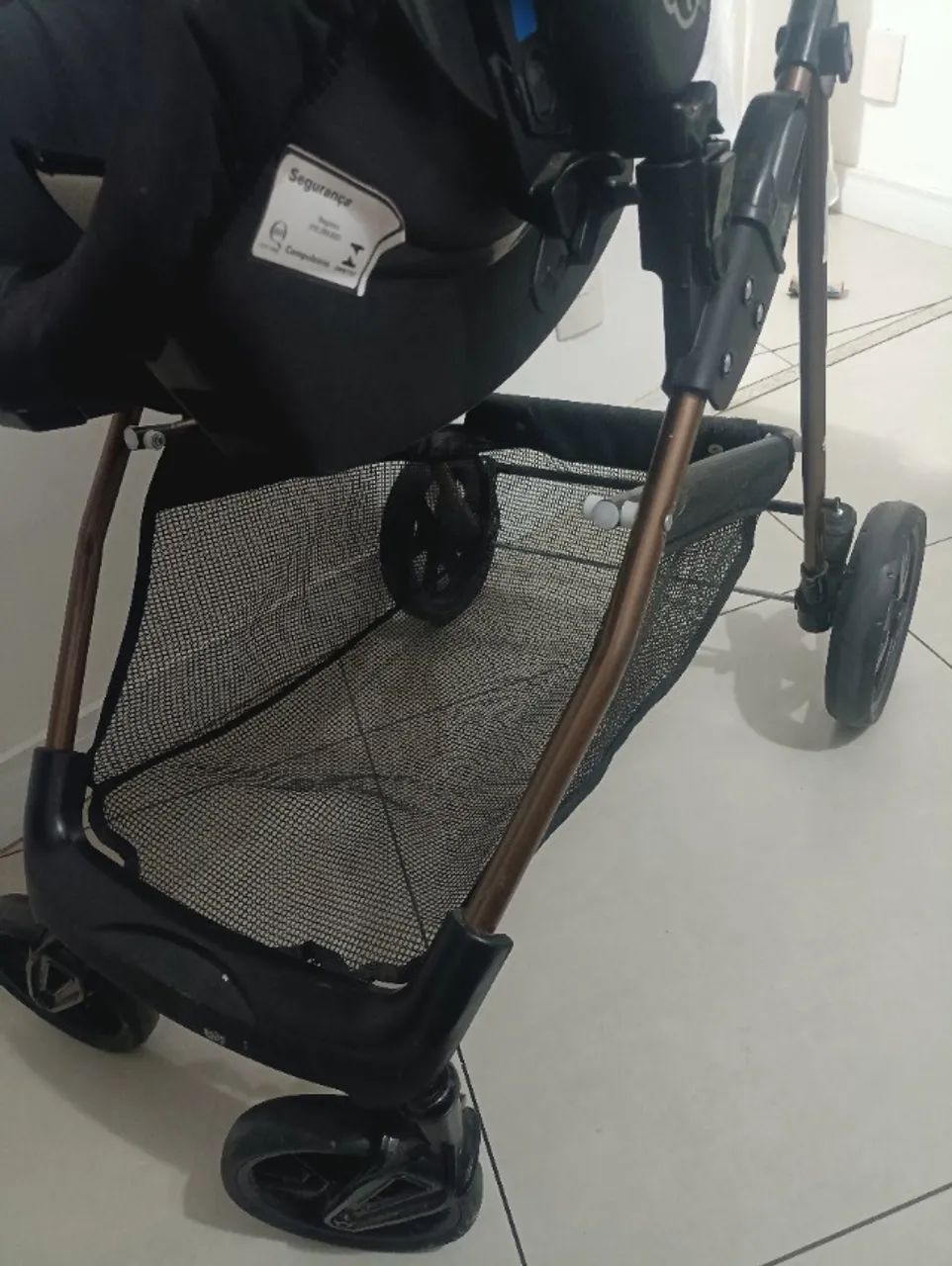 Carinho de bebê com bebê conforto e base para o carro sem Moisés - Foto 5