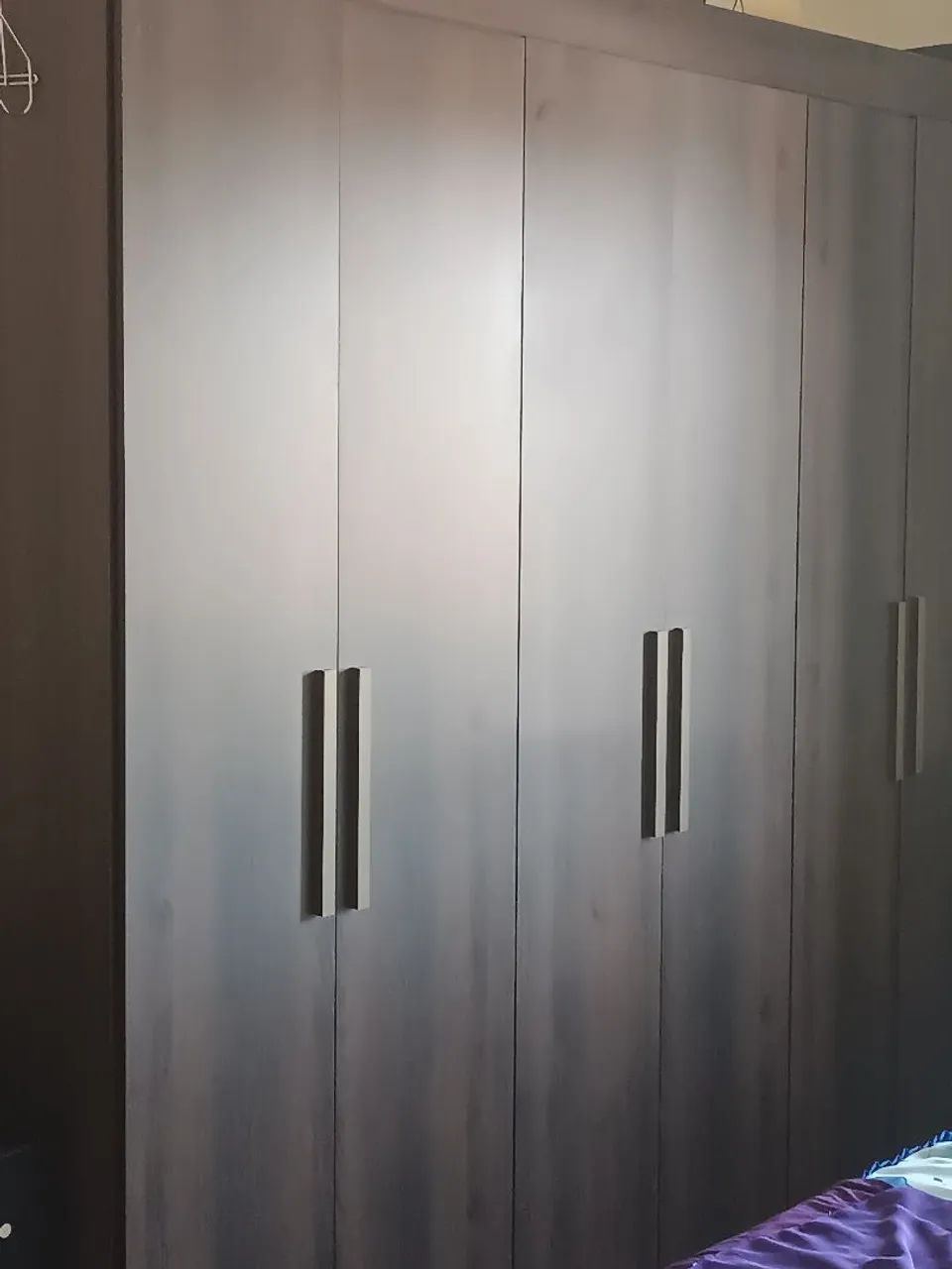 600,00 guarda- roupas seminovo com 6 portas, 2 gavetas, espaçoso. - Foto 2