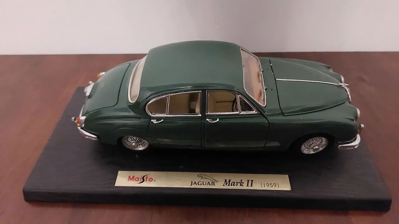 Réplica de Jaguar Mark II (1959) 1:18, Maisto. - Hobbies e