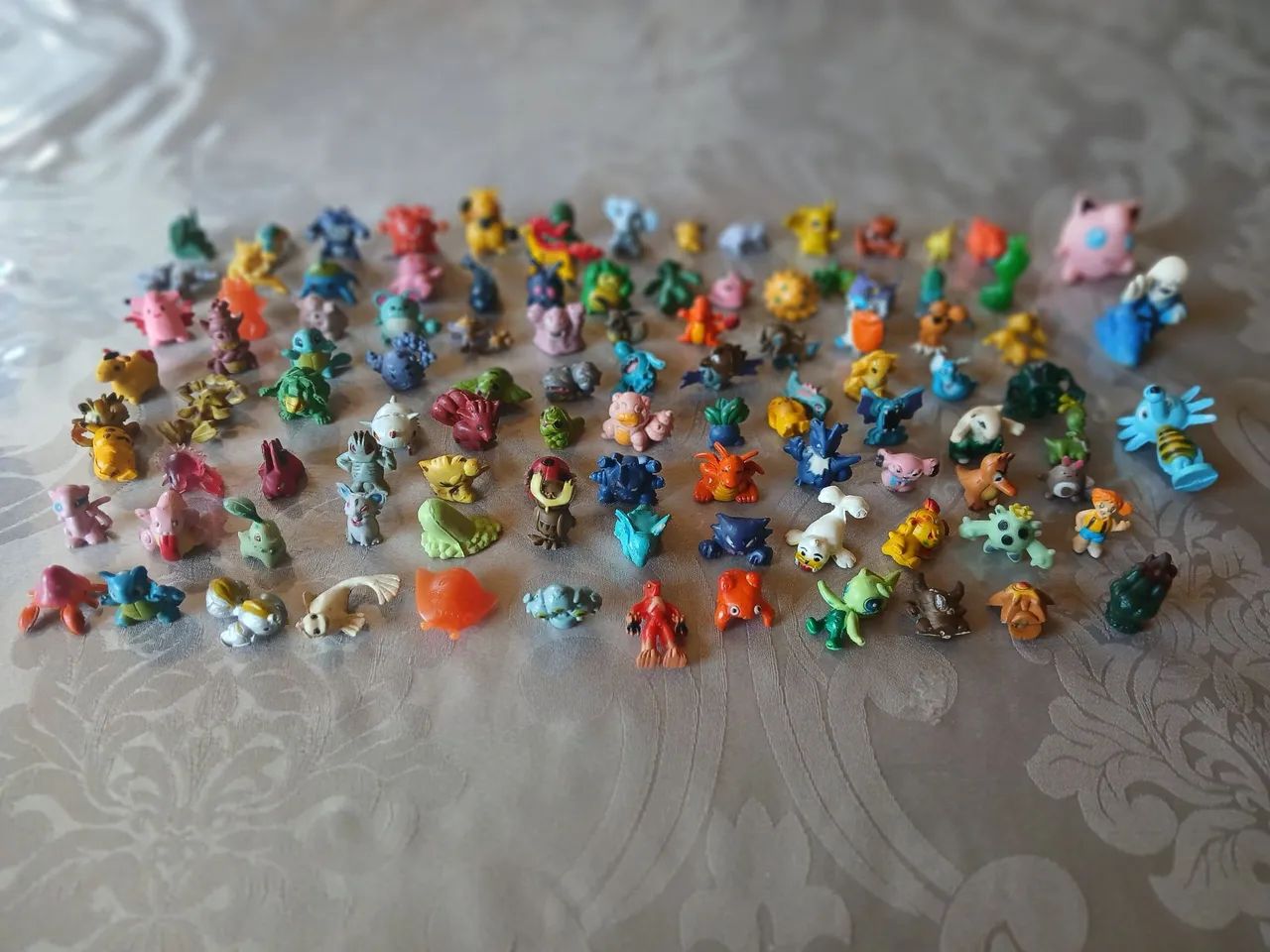 Miniaturas Pokémon Lote com 100 Peças - Bolinha de Máquina