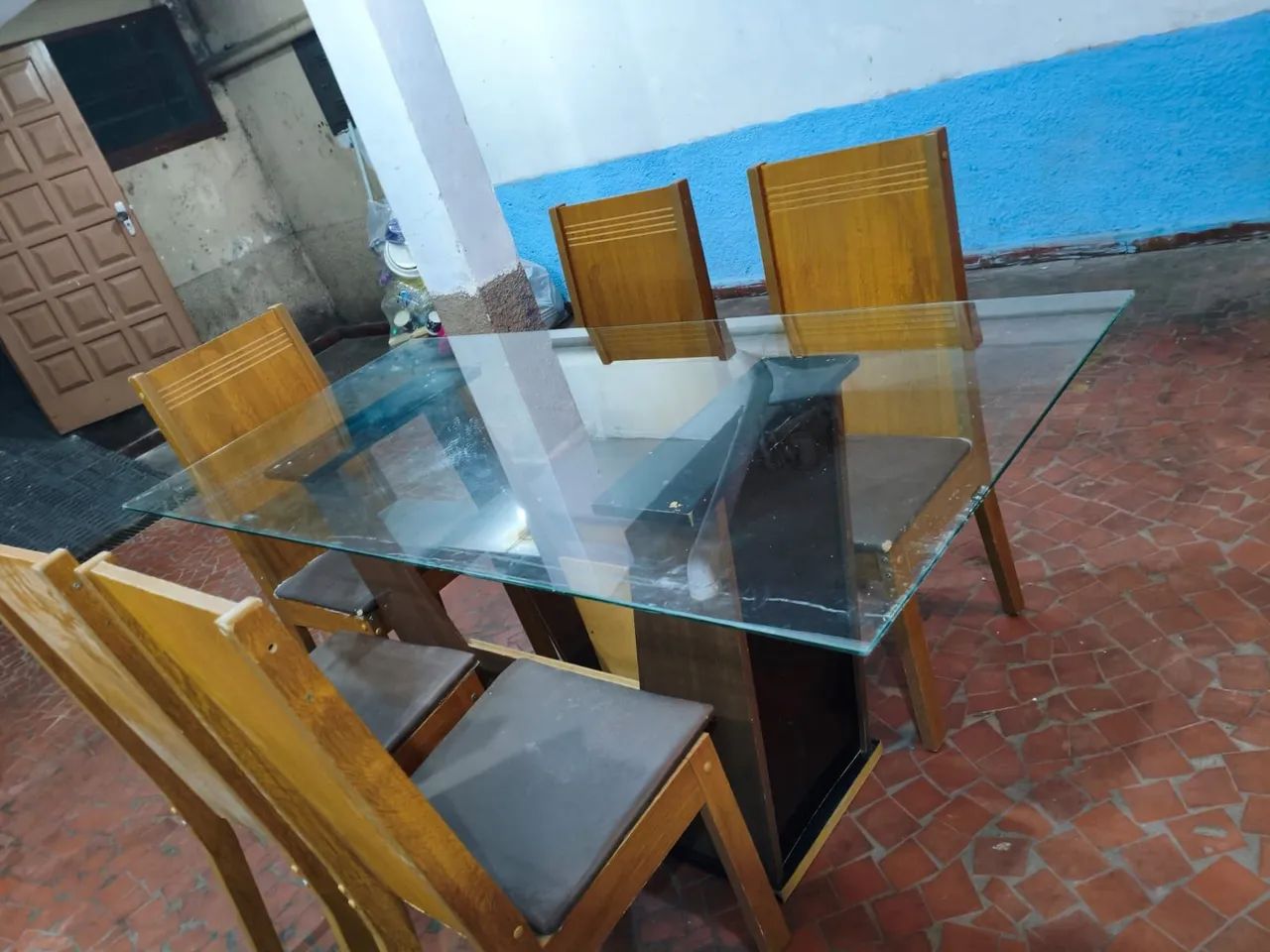 Mesa com tampo de vidro com 5 cadeiras  - Foto 2