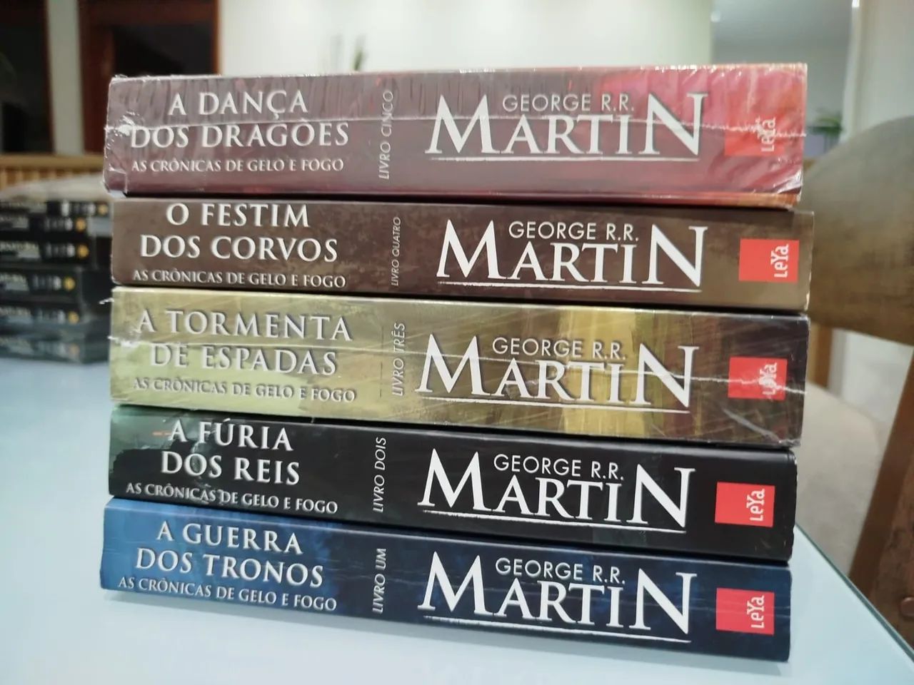 Livros As crônicas de Gelo e Fogo volumes 1, 2 , 3 ,4 e 5 em excelente estado!