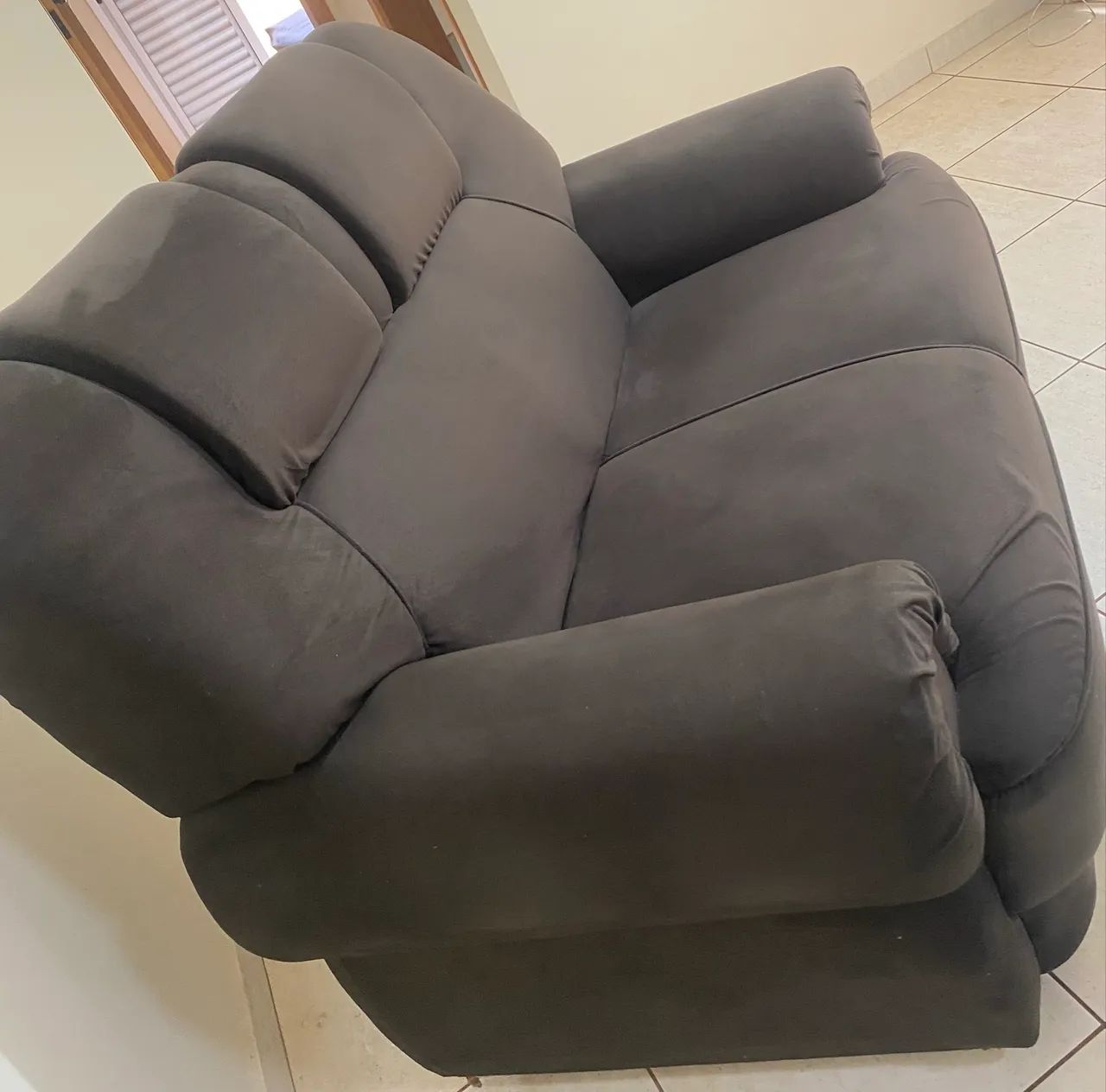 Vendo 1 sofá pouco tempo de uso 
