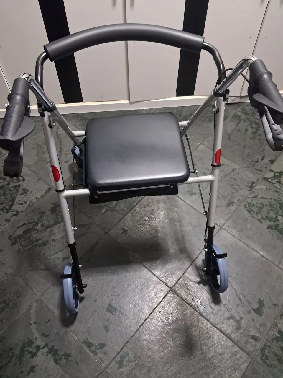 Andador com rodas  semi novo  - Foto 3