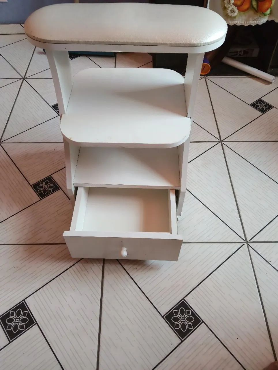 Apoio de pés para manicure.