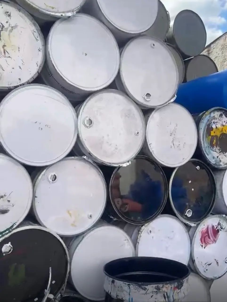 Latão tampa removível, capacidade 200 litros, continham tinta, latão forte