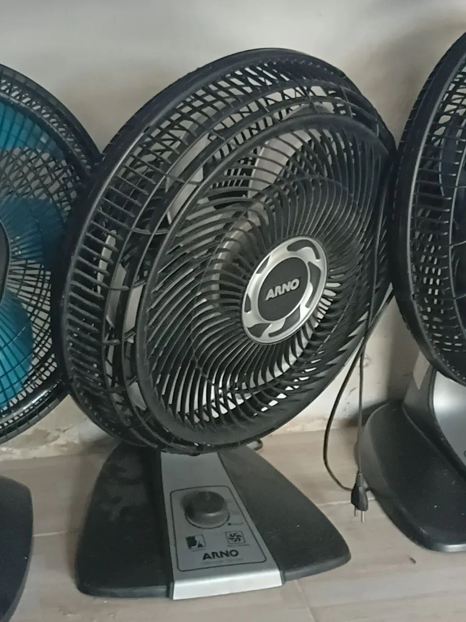 3 ventiladores de mesa e um de coluna - Foto 2