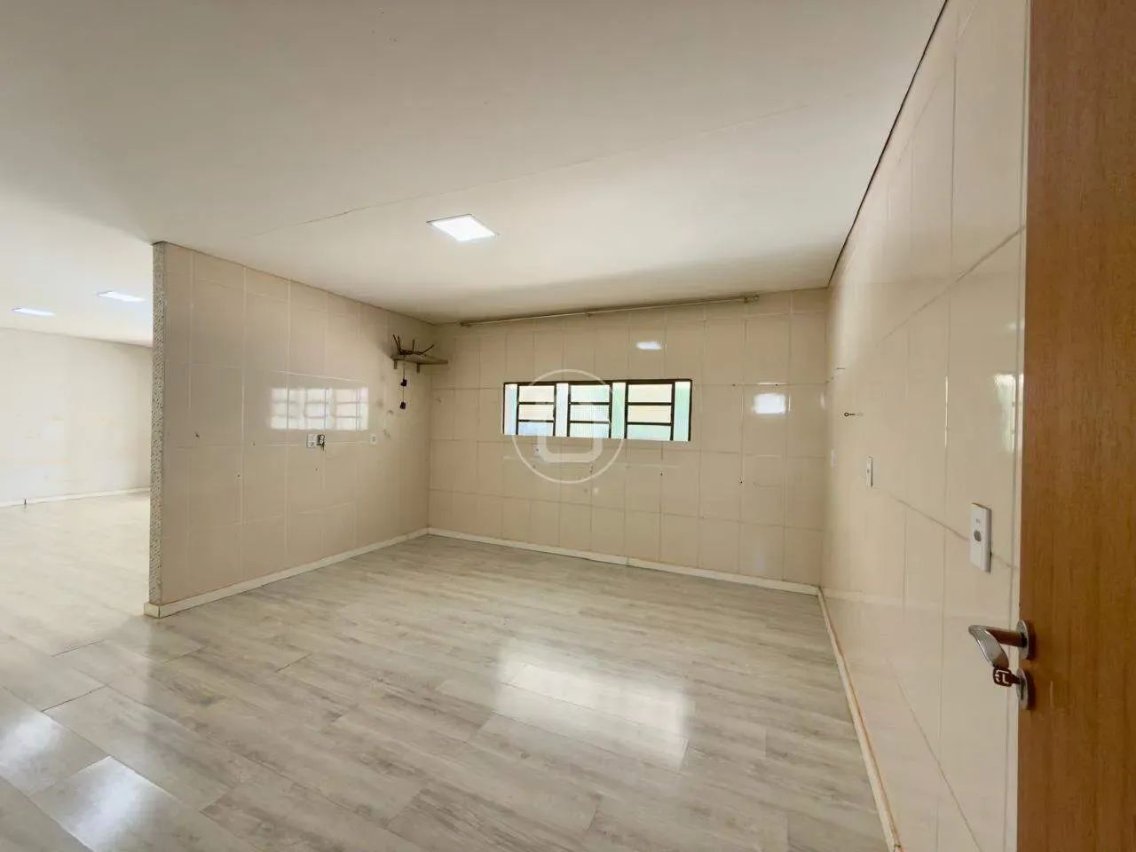 AMPLA CASA COM PISCINA EM SIDROLÂNDIA - Foto 3