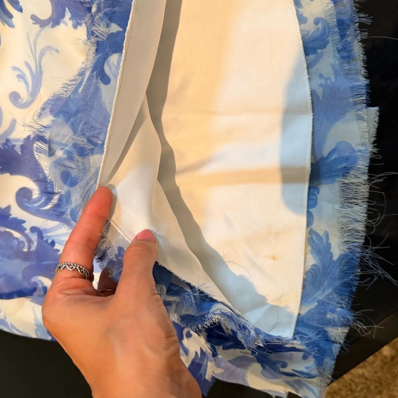 Saia estampada estilo barroco azul e branco 