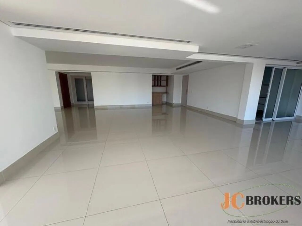 Apartamento com 335m² de área útil, 4 dormitórios sendo 3 suítes, 4 vagas - Foto 2