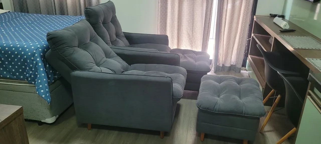 POLTRONAS E PUFFS NOVOS - Foto 2