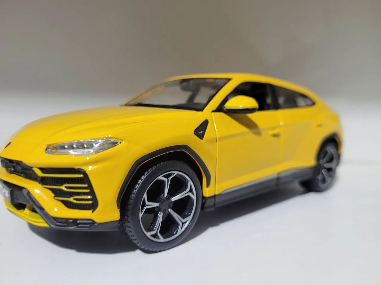 Viatura Lamborghini Urus 1/24 - Foto 2