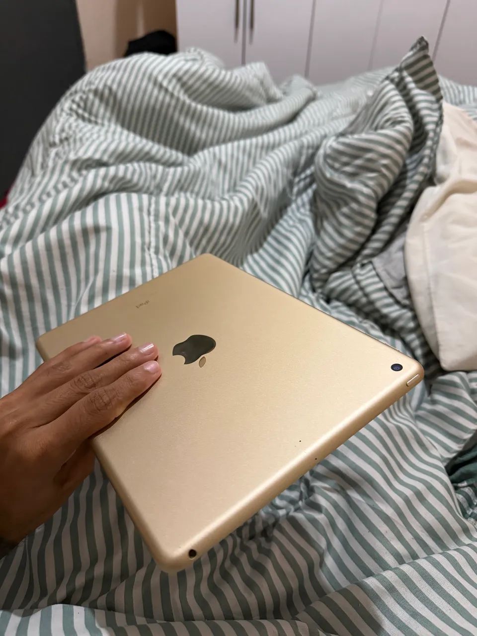 Vendo iPad pegando tudo normal apenas tela trincada  - Foto 2