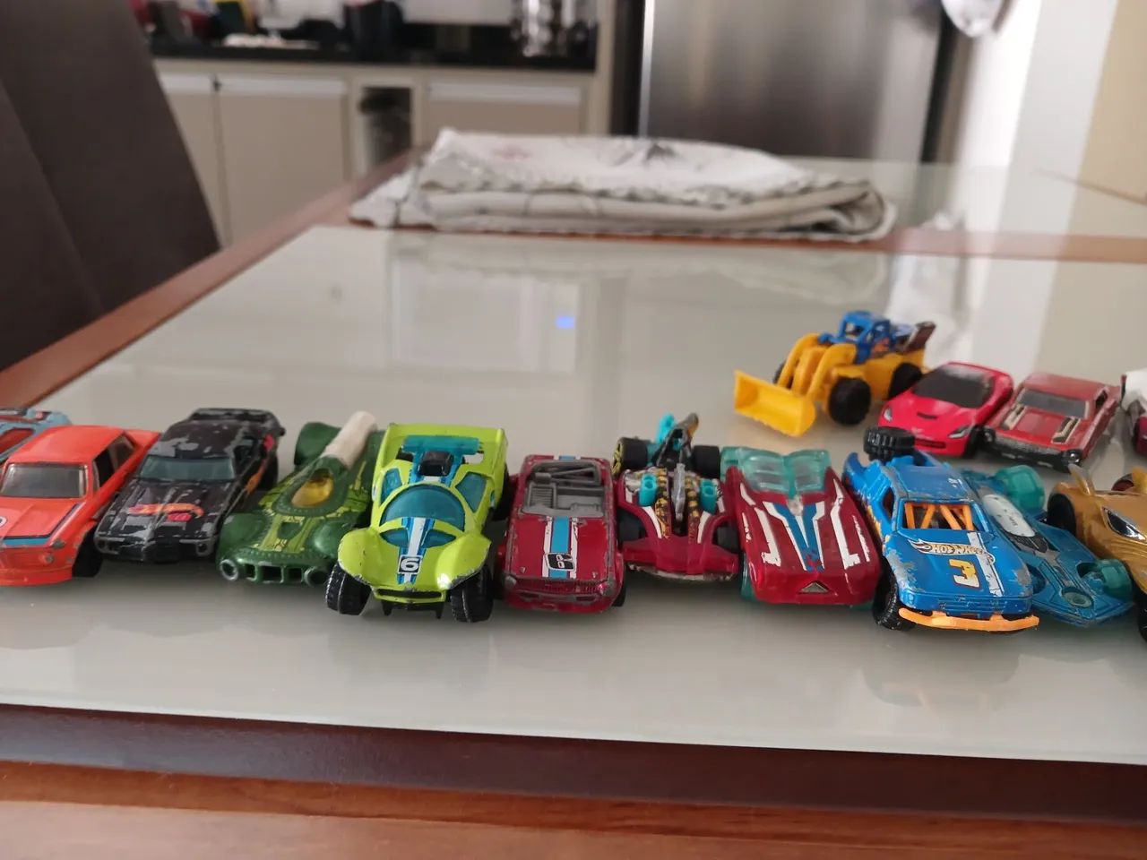 Lote com 27 carrinhos de brinquedo usados - Foto 4