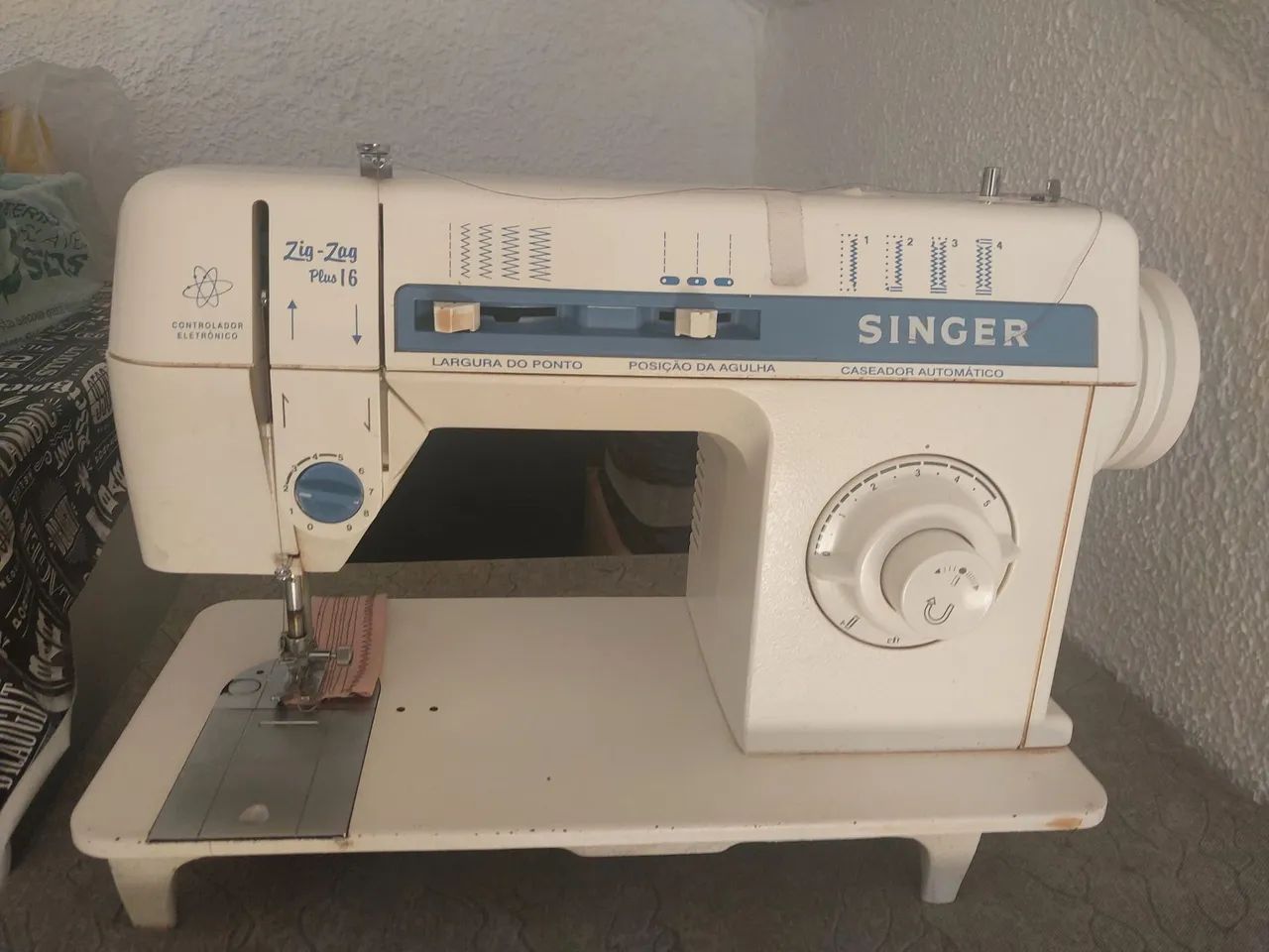  Máquina de Costura Singer Zig-Zag Plus 16 - 127V - Foto 4