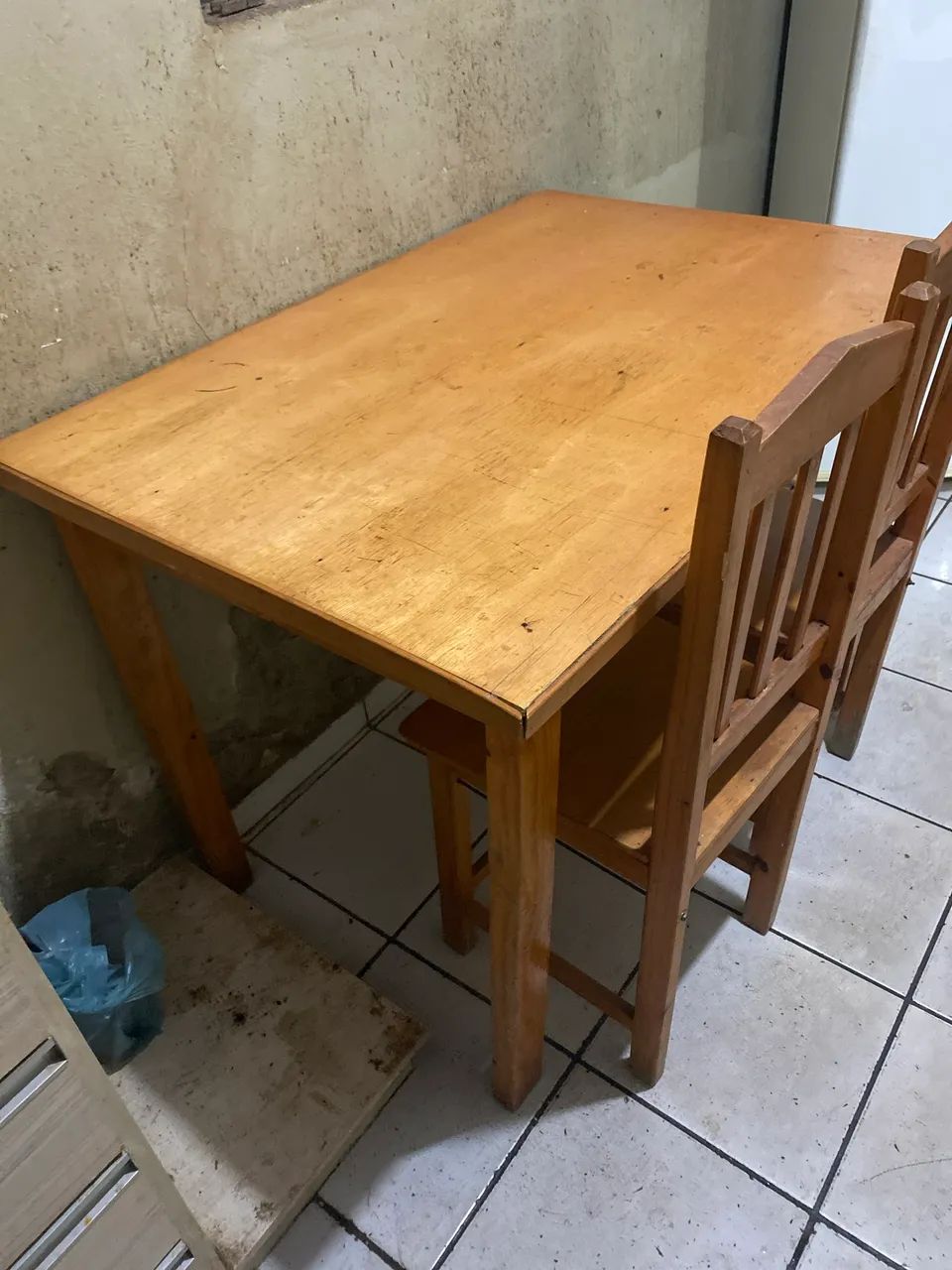 Mesa de madeira com 2 cadeiras - Foto 3
