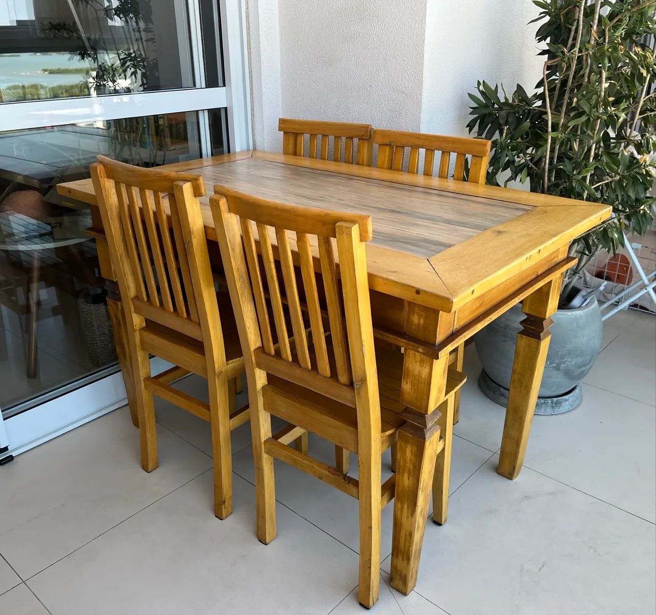 Mesa de jantar e 4 cadeiras | madeira maciça e porcelanato | rústica 