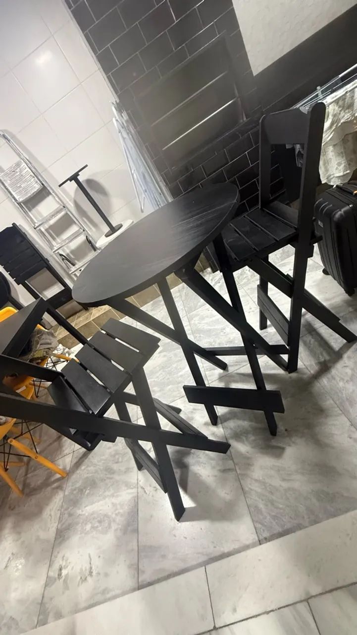 Dois Conjuntos de mesa e cadeira bistrô 