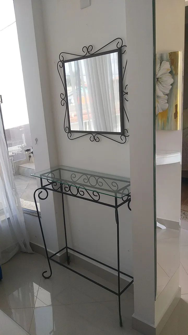aparador com tampo de vidro e espelho decoratvo