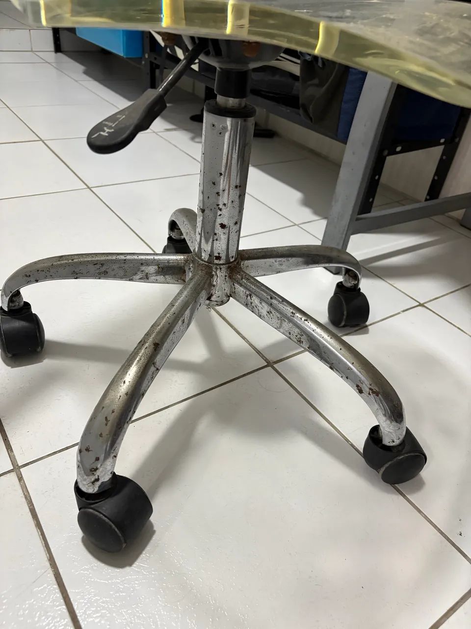 Cadeira acrílico-usada - Foto 3