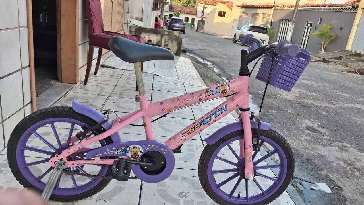VENDO BICICLETA ARO 16, PARA MENINA COR ROSA E ROXA - Foto 2