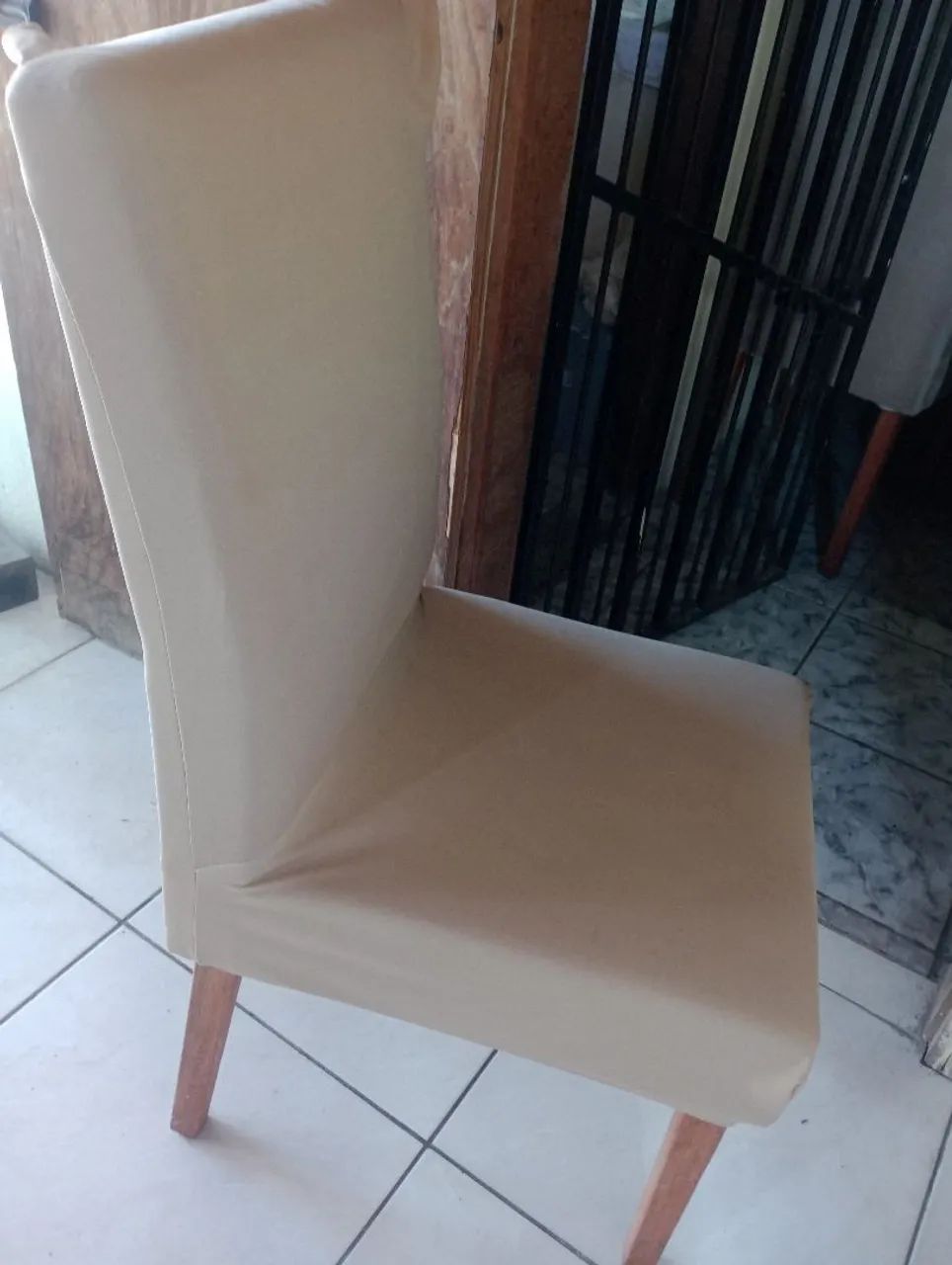 Mesa com 4 cadeiras semi nova com tampo  vidro laqueado  - Foto 3