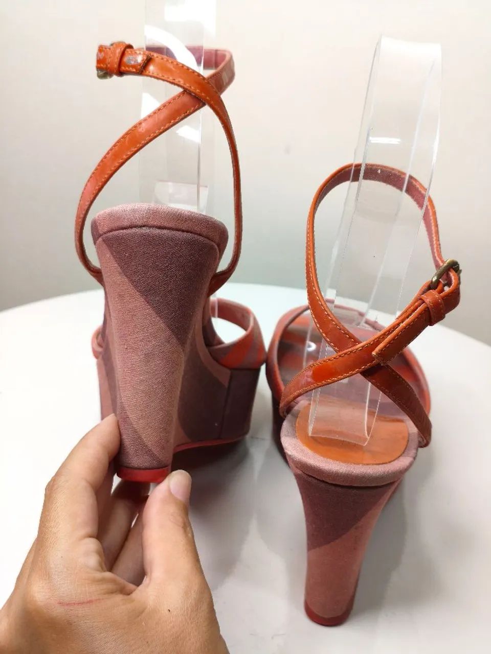Sandália plataforma Burberry estampada listras Tam 34/35 - Foto 3