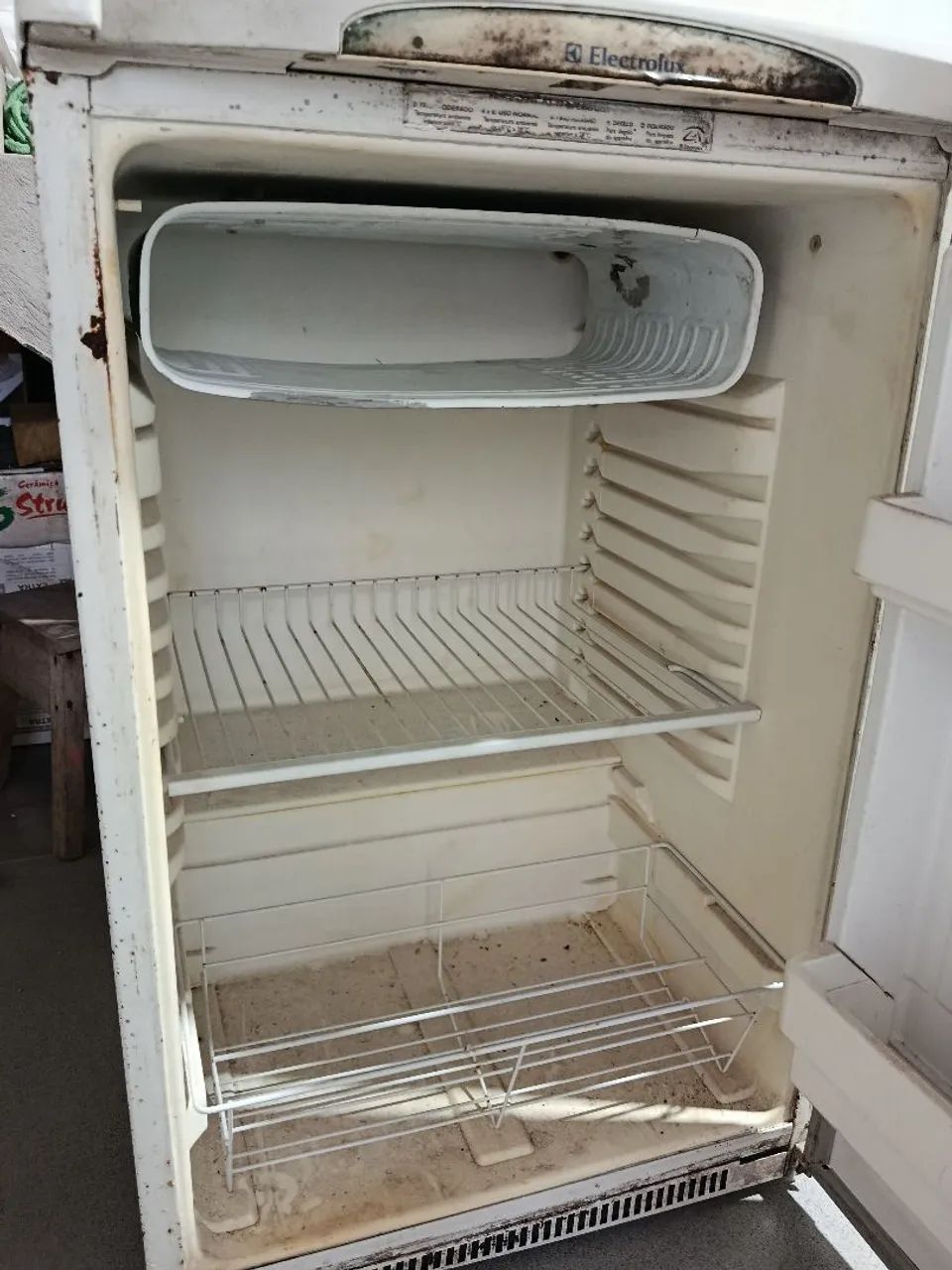 Vendo frigobar branco - Foto 2