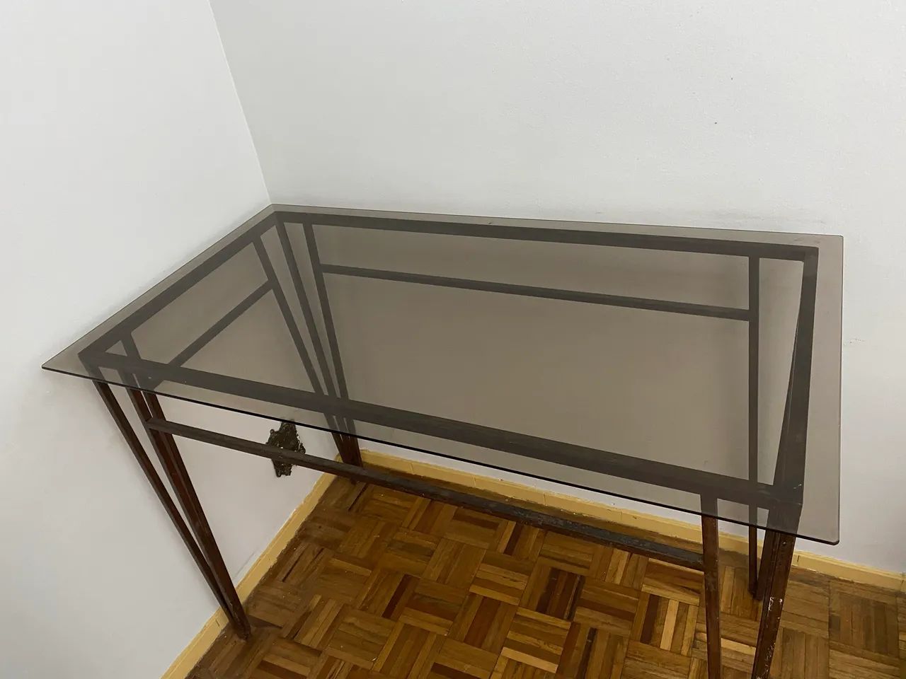 mesa de escritório com tampo de vidro fumê