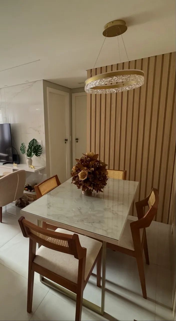 Mesa de 4 lugares com as cadeiras