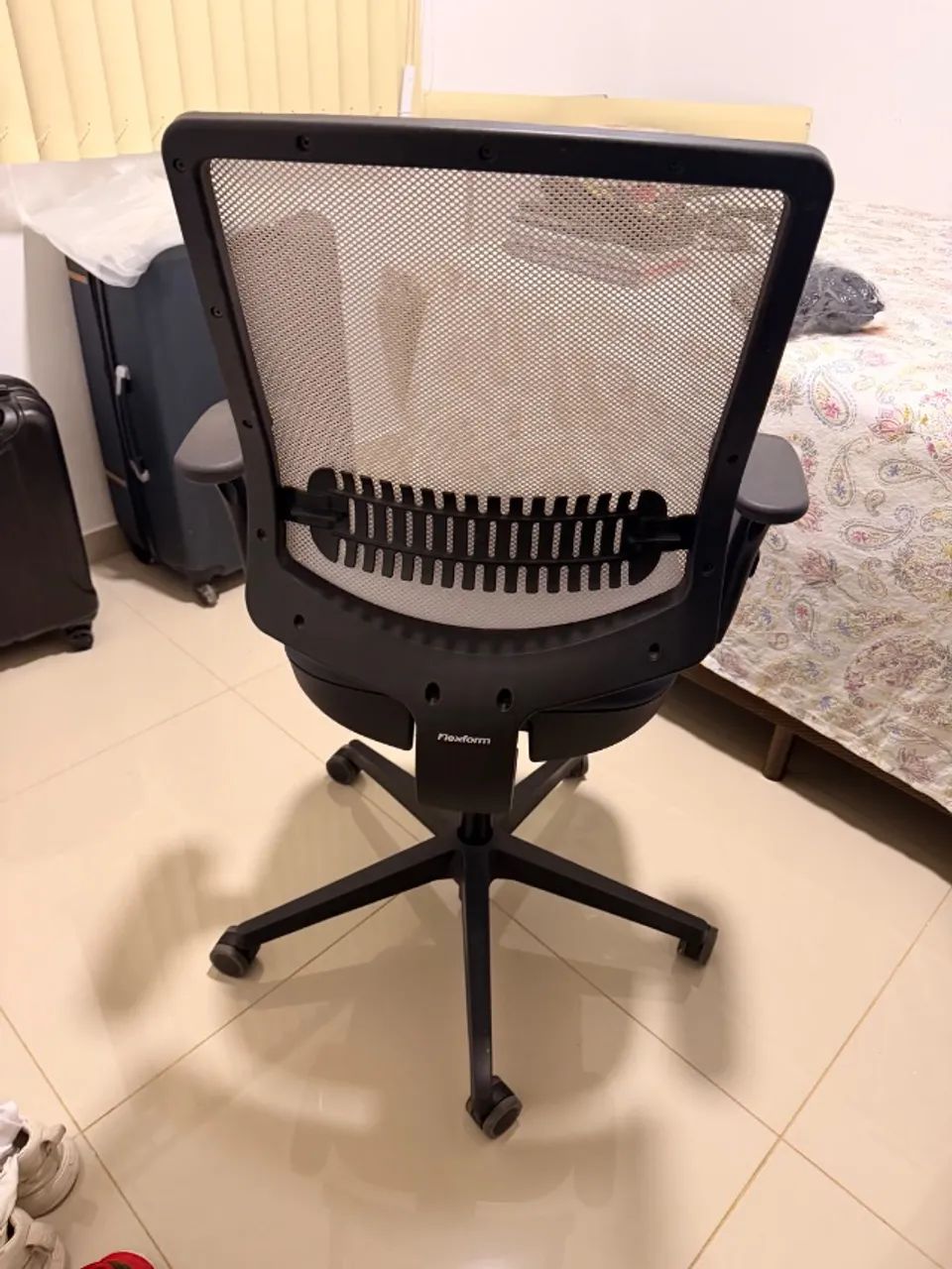 Cadeira Flexform Uni Azul seminova - Foto 2
