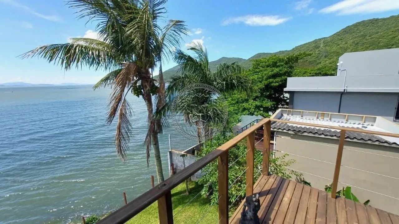 Casa Frente Mar de 4 Dormitórios no Ribeirão da Ilha
