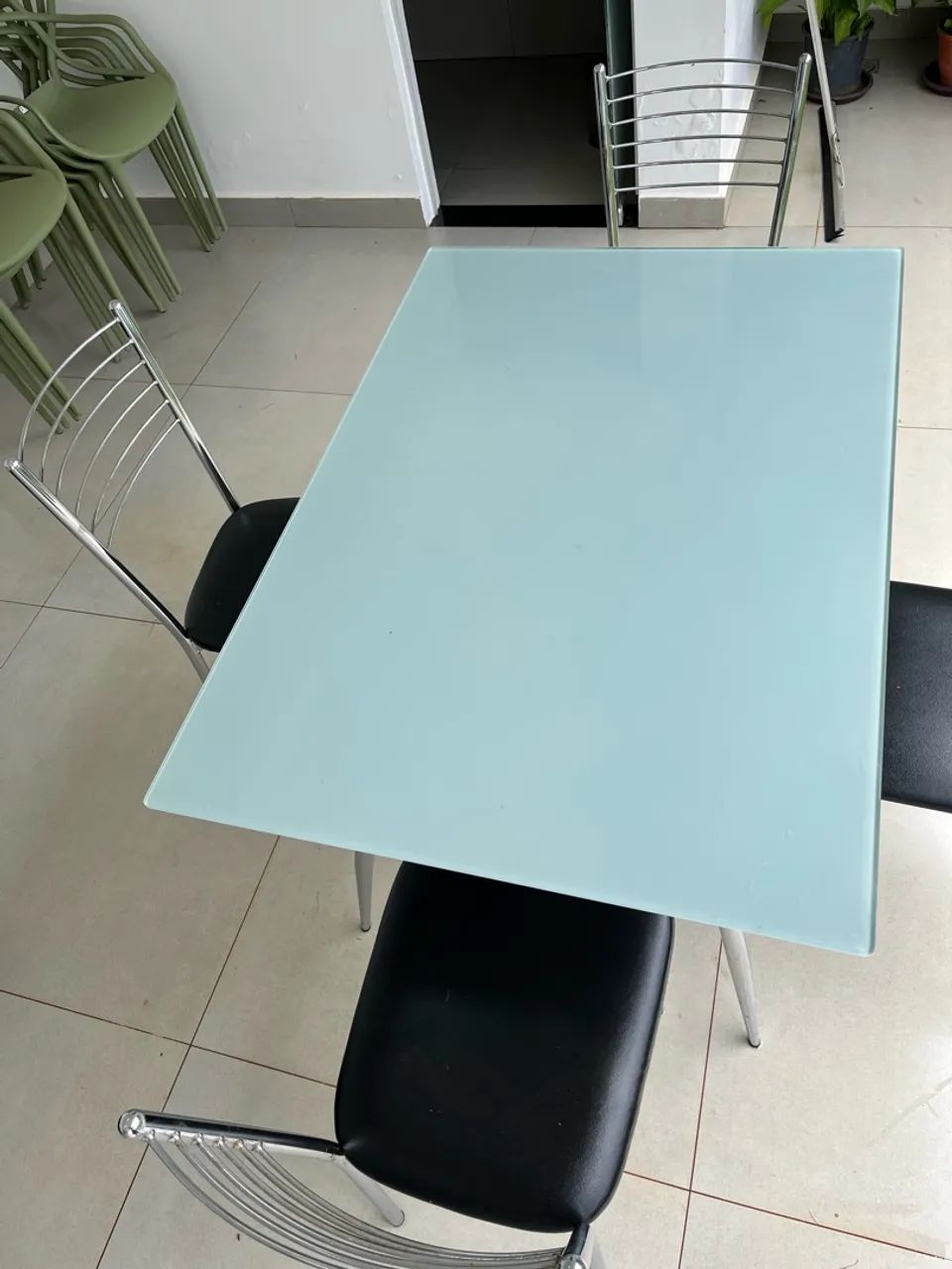 Mesa de vidro com quatro cadeiras inox  - Foto 2