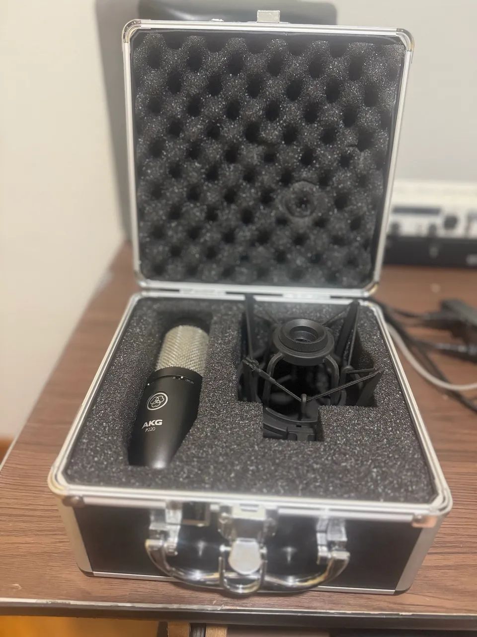 Microfone AKG P220 Condenser Cardioide  - Foto 5