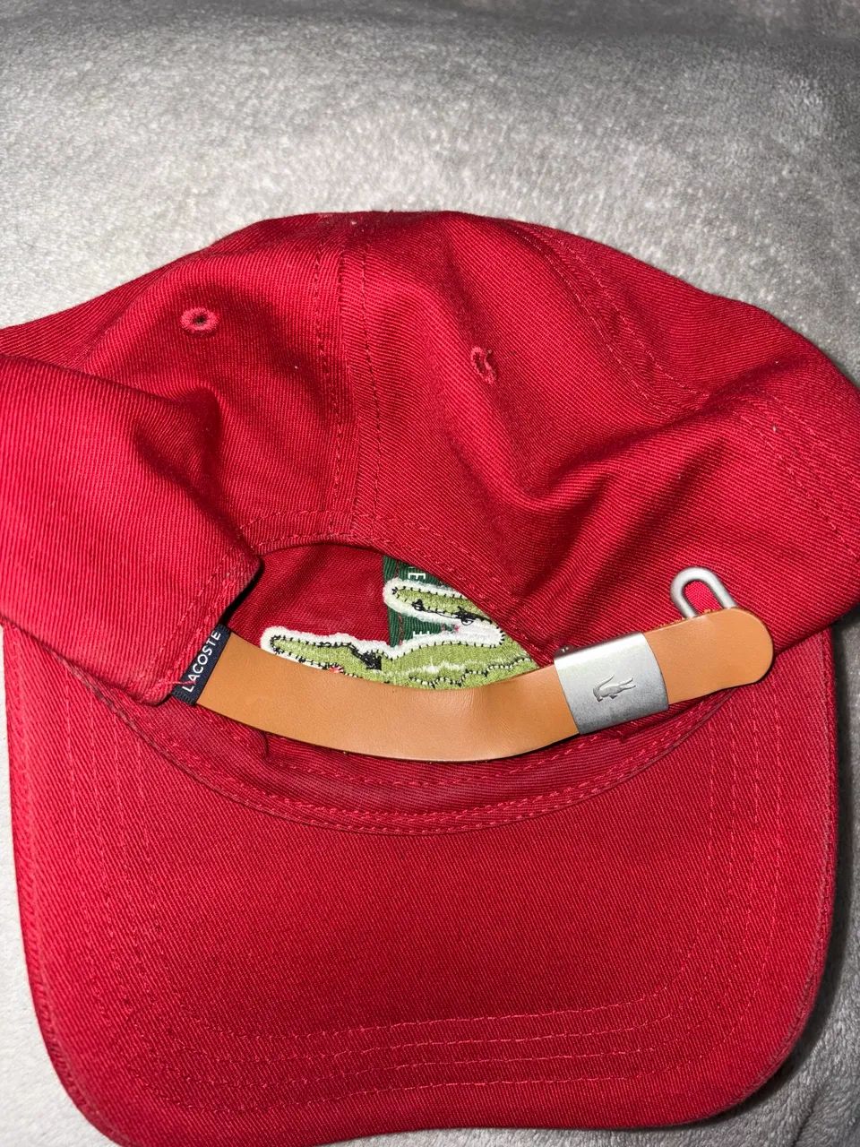 Boné Lacoste Gabardine Big Croco vermelho/Vinho - Foto 4