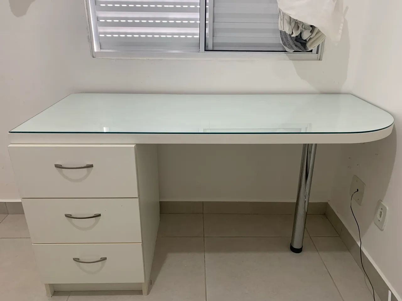 Vendo escrivaninha, 100% MDF, com três gavetas e tampo de vidro. 