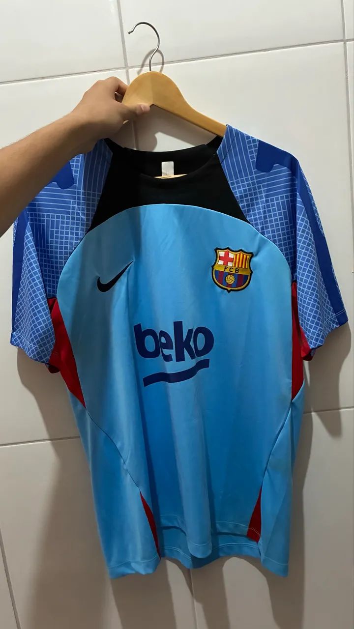 Camisa Barcelona símbolo bordado
