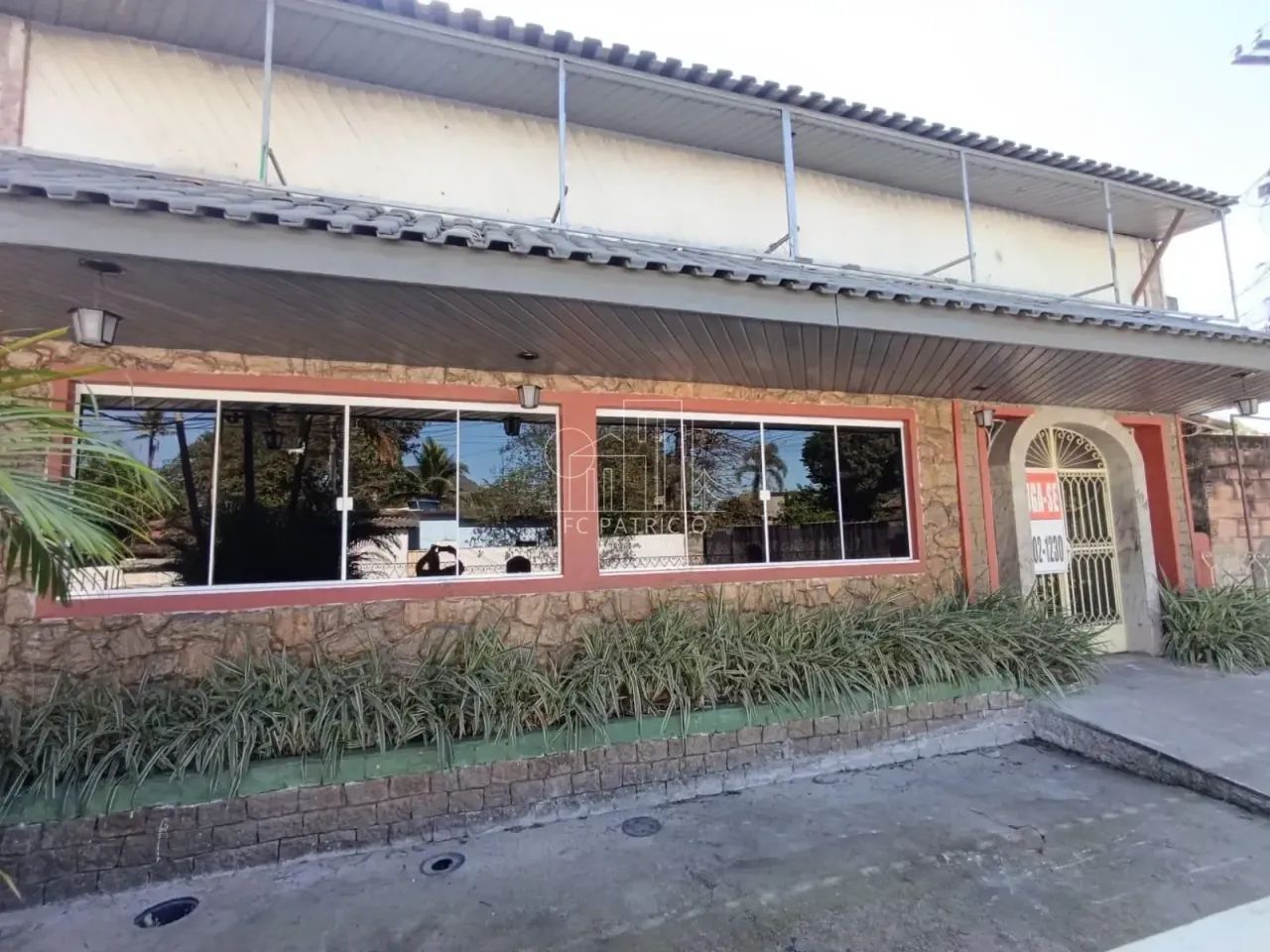 OPORTUNIDADE ÚNICA  EXCELENTE ESPAÇO COMERCIAL PRÓXIMO AO CENTRO DE GUAPIMIRIM! - Foto 2