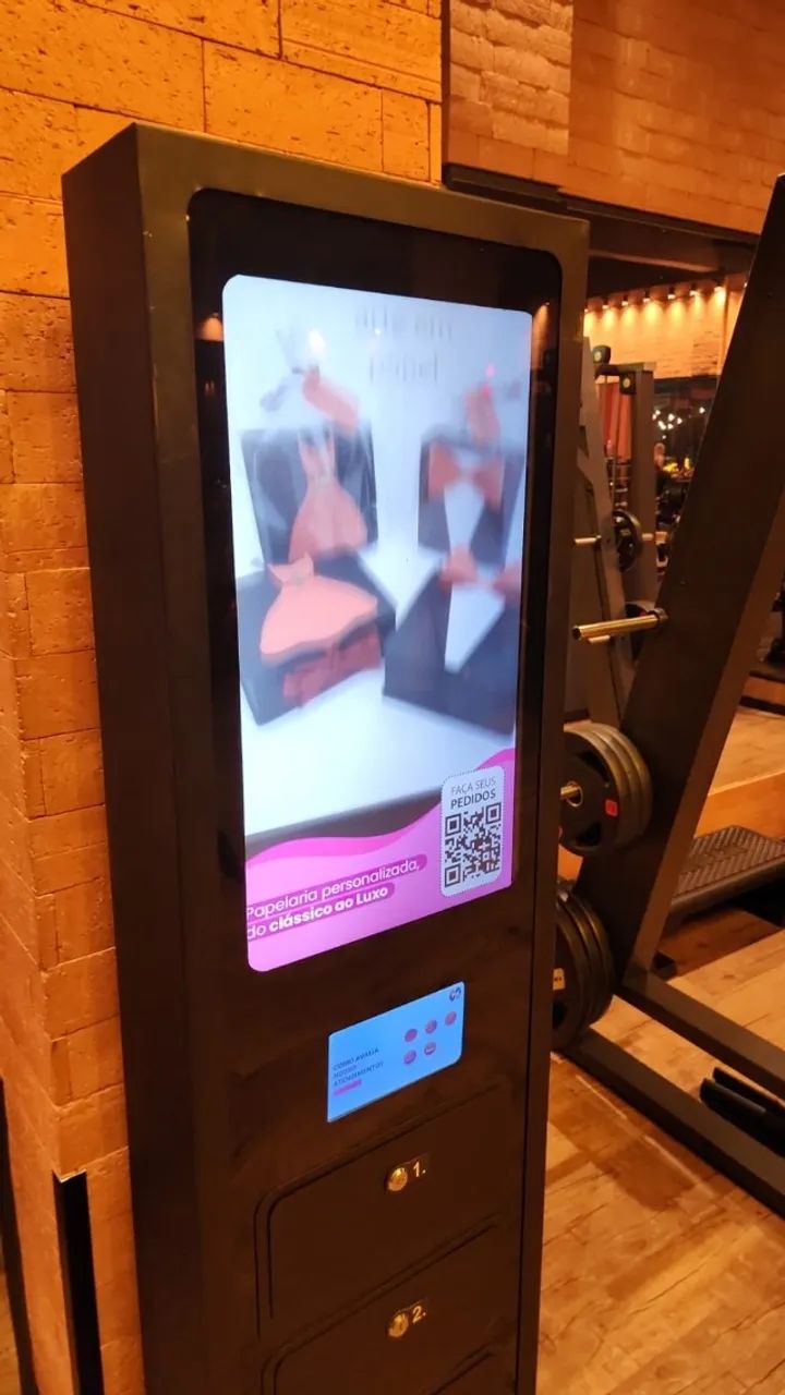 Totem de midia indoor com carregadores de celulares