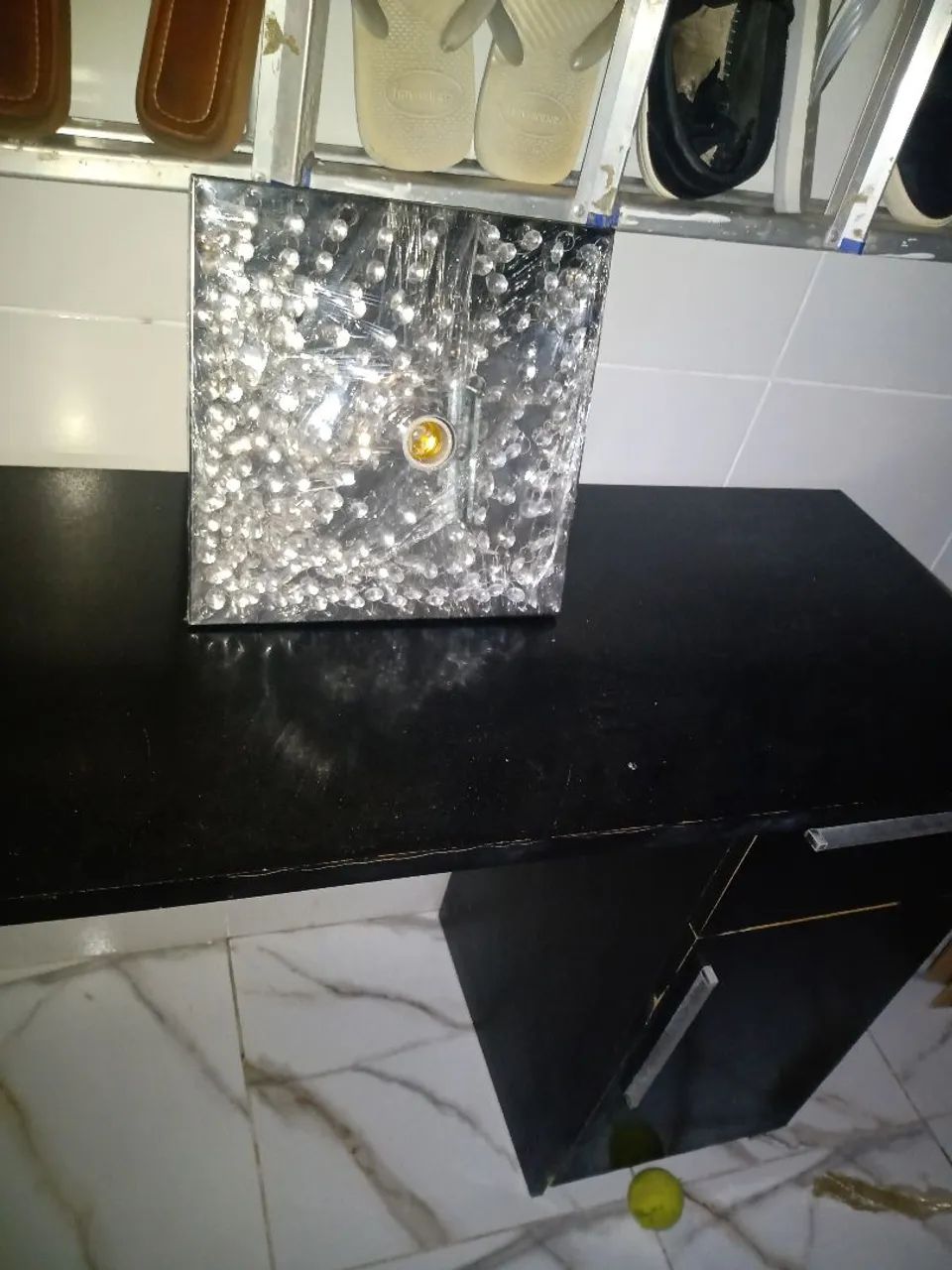 Vende se uma escrivaninha usada e uma luminária nova  - Foto 2