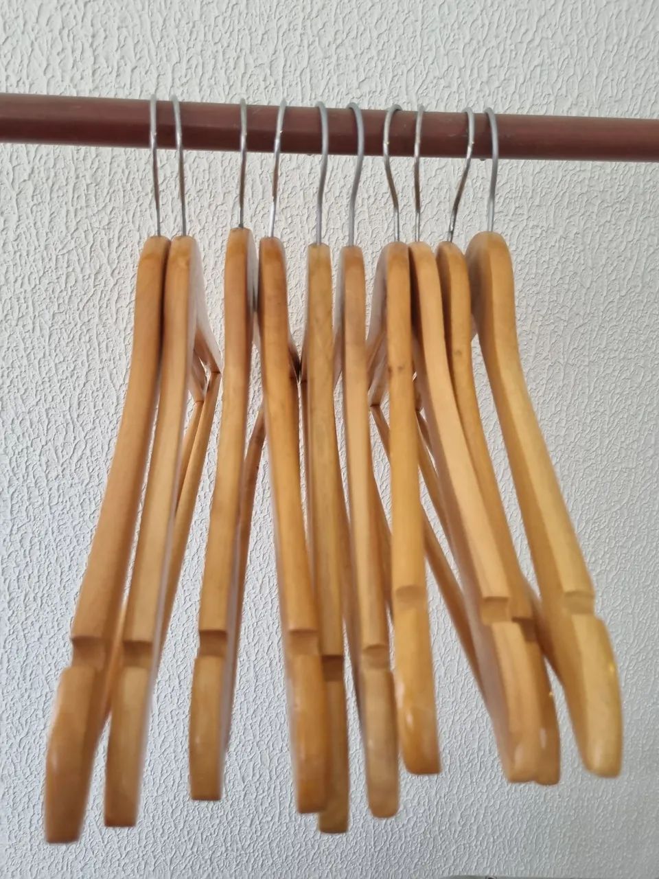 Kit com 10 cabides de madeira  - Foto 2