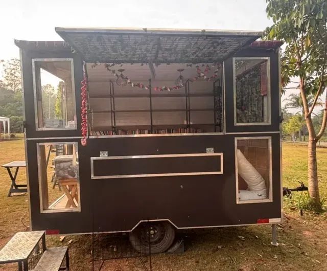 Carreta Baú Trailler Acm C/ Vitrine, Cor Café, 3m X 2m X 2m - Foto 3