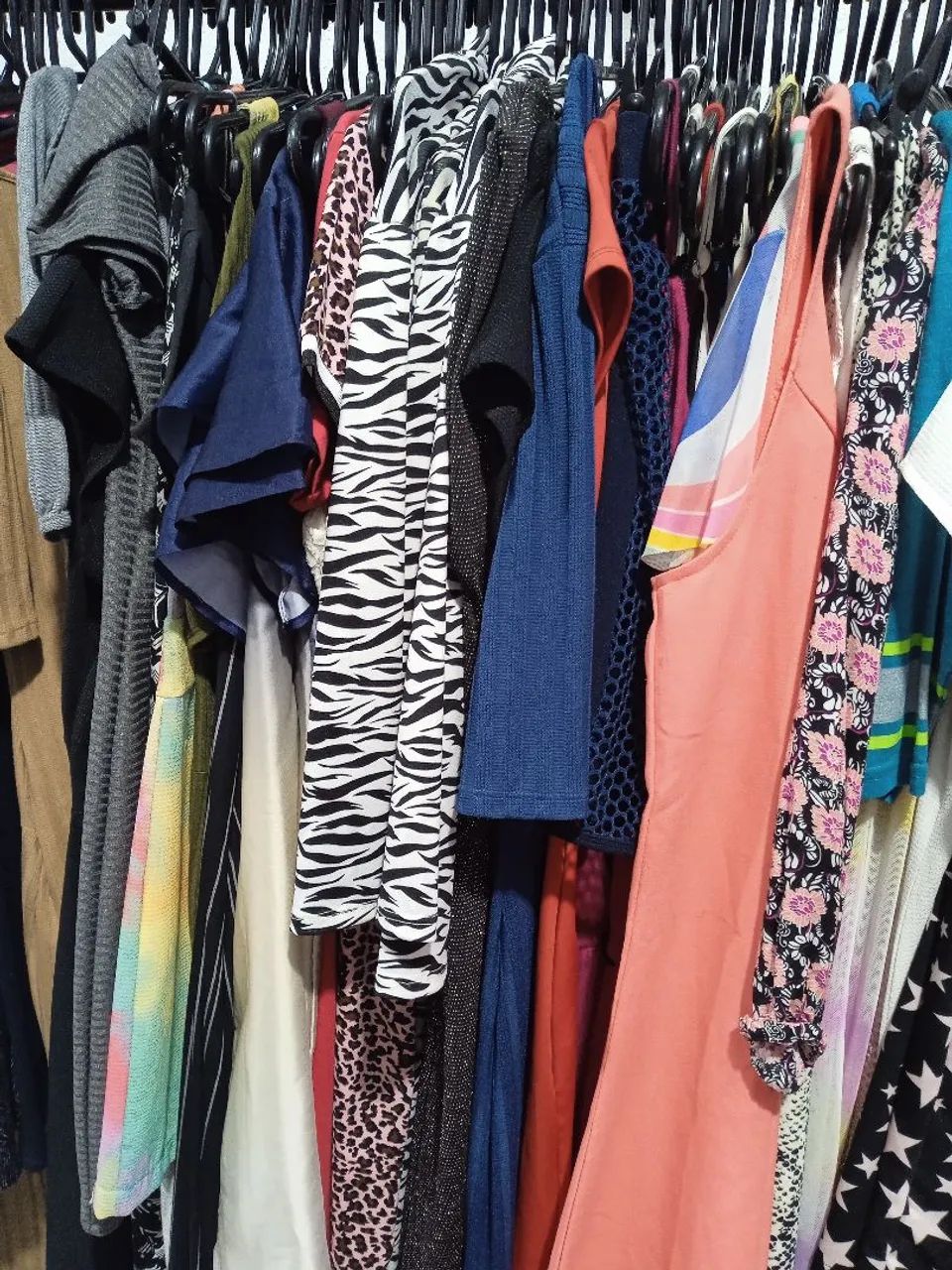Vendo lote de roupa com a varia - Foto 2