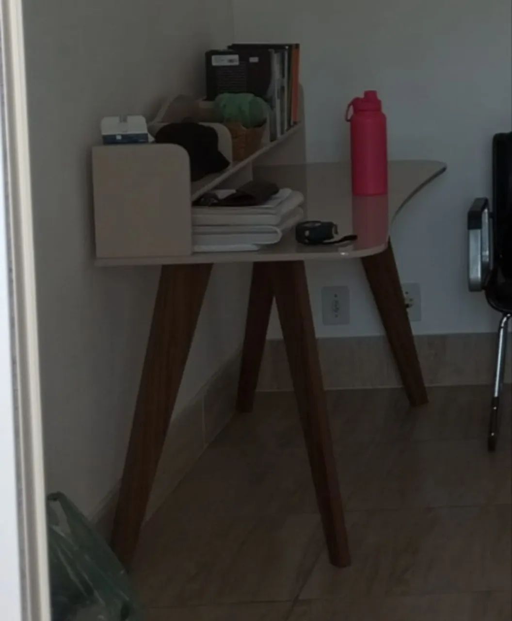 Escrivaninha / Mesa de trabalho e estudo