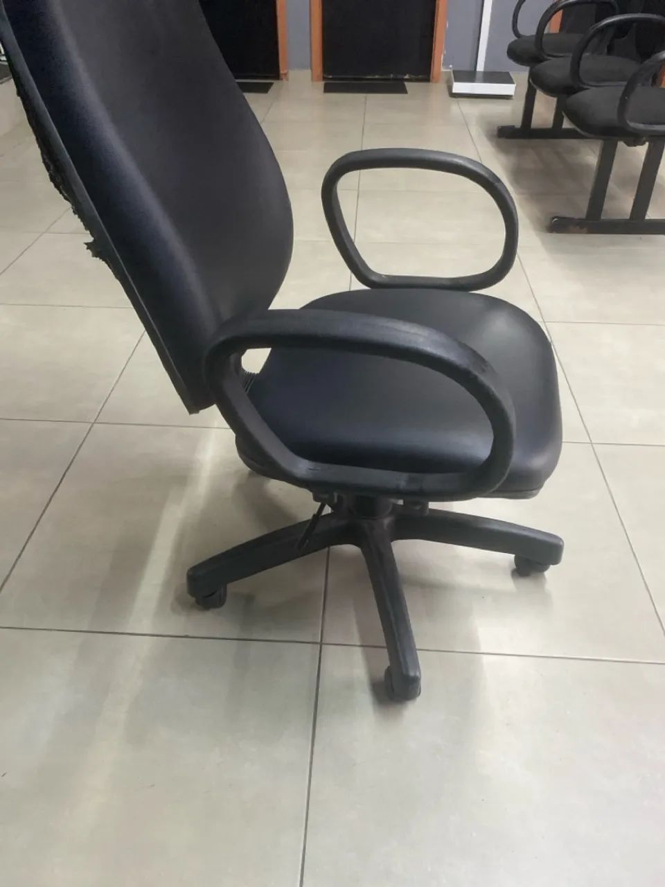 Cadeira escritório giratória  - Foto 4