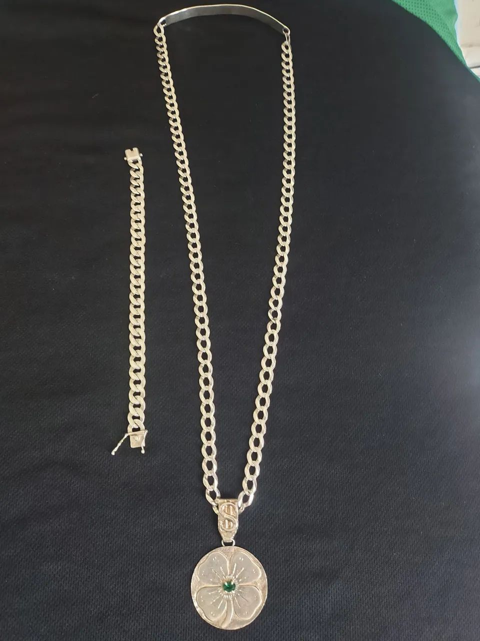Conjunto Corrente de prata com pigente trevo da sorte e pulseira.