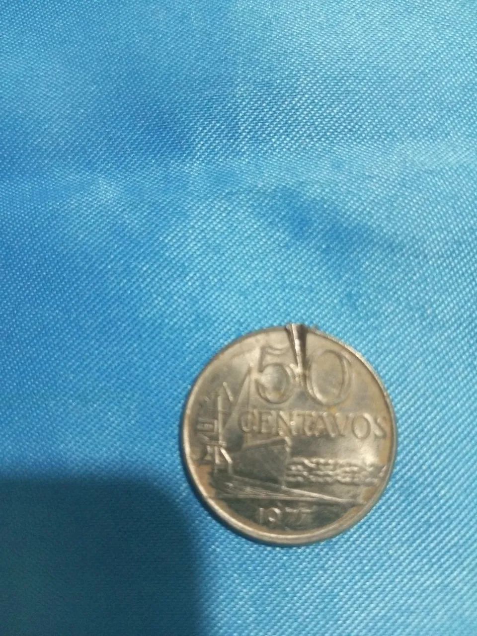 Moeda antiga de 50 centavos de 1977. Com pequena avaria. - Foto 2