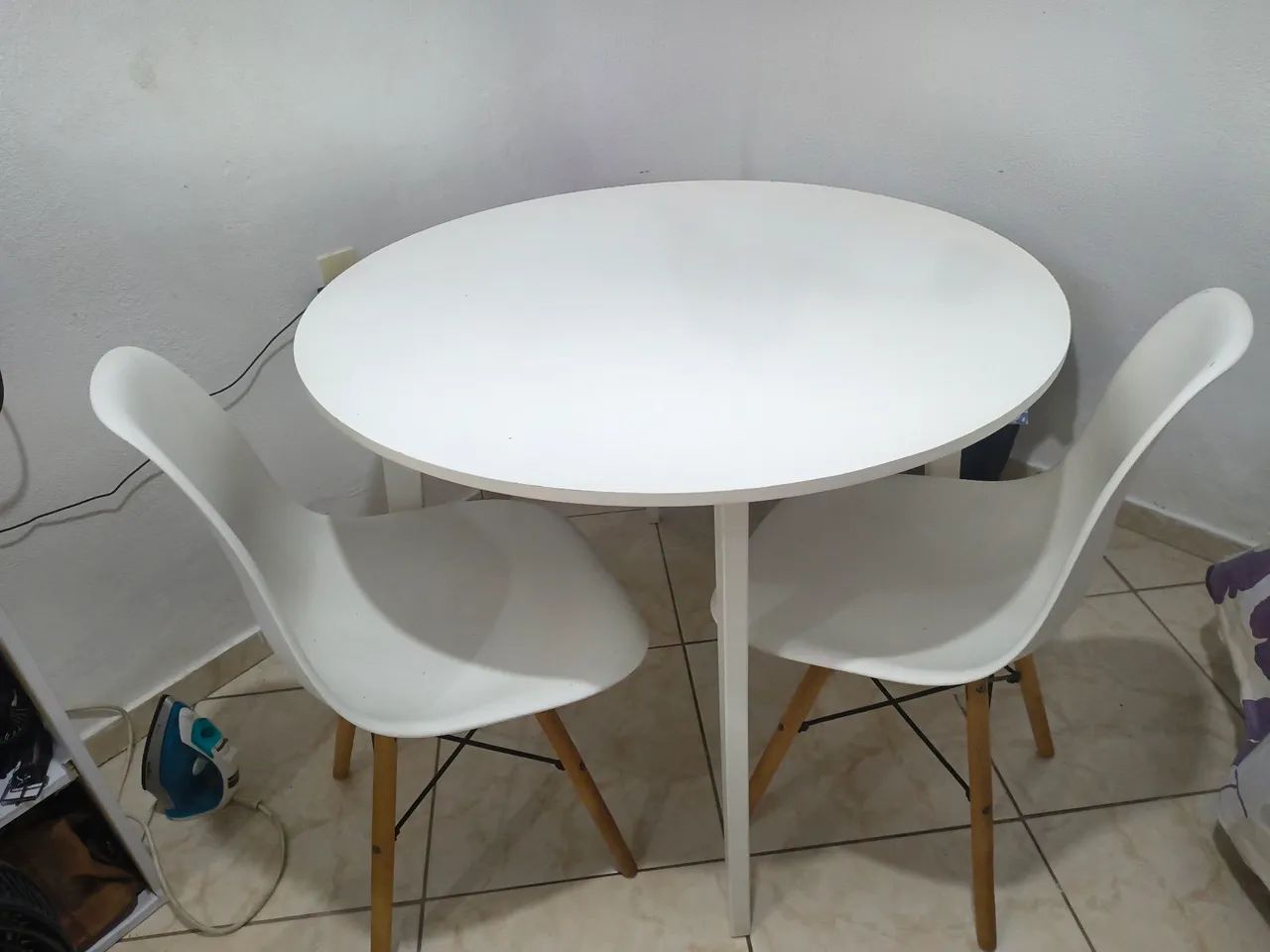Mesa branca com 4 cadeiras  - Foto 2